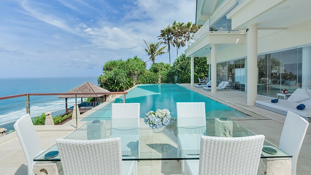 Grand Cliff Front Residence - Dinner table pool side